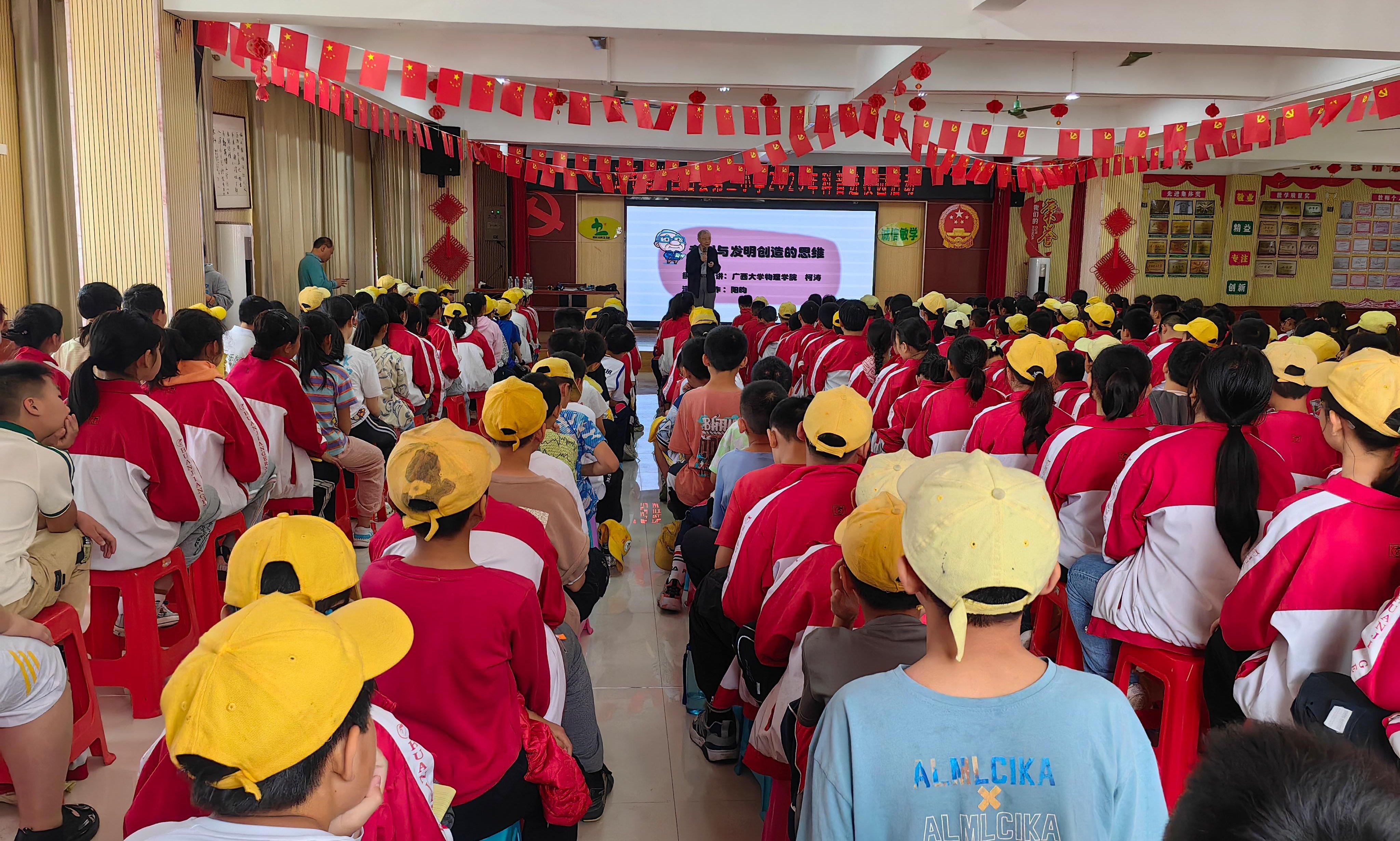 图片包含 人, 天花板, 人们, 一群描述已自动生成